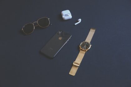 часовник и телефон